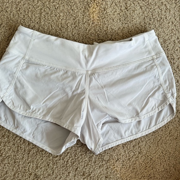 Size 4 2 1/2 inch white Lulu Lemon shorts! - Picture 1 of 4